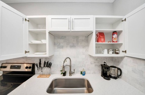 Egypt Apartment | LUX Resort-Inspired 2BR | Near Houston | Pool, Gym