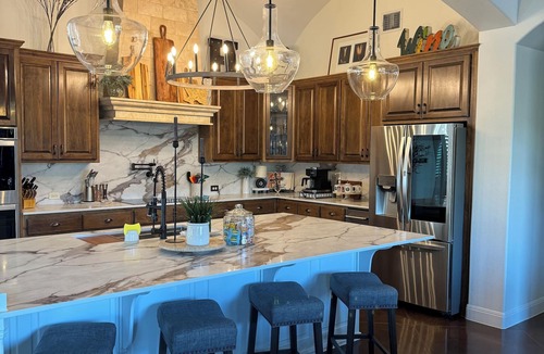 Panoramic Hills House | Lux Retreat 3600SqFt on 11Acres, Pool, 5min to Lake Travis,Theatre room, wet bar