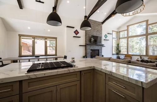 North Lake Tahoe Ski Chalet | Lux Retreat 4BD/3.5B North Lake Tahoe w/Hot Tub