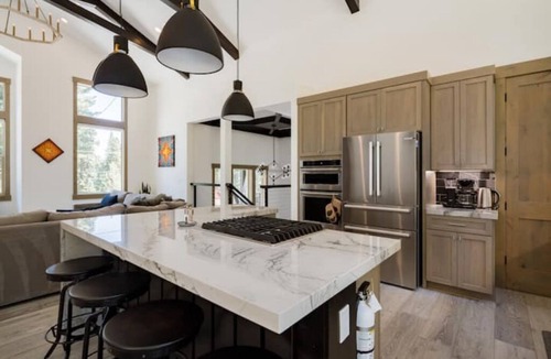 North Lake Tahoe Ski Chalet | Lux Retreat 4BD/3.5B North Lake Tahoe w/Hot Tub