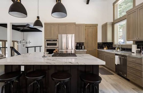 North Lake Tahoe Ski Chalet | Lux Retreat 4BD/3.5B North Lake Tahoe w/Hot Tub