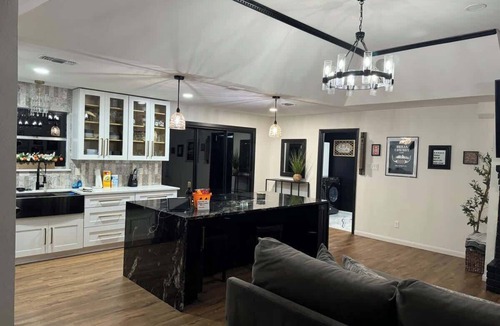 Duncanville House | Lux Retreat | FIFA | Sleeps 12 | Firepit | Pets