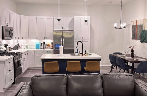 Kempwood House | Lux Rustic 3BR Family Townhouse Near DT/Galleria/Airport and More!