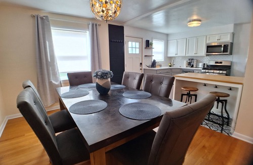 Gurnee House | Lux Stay Six Flags & Naval Base Multi-Unit