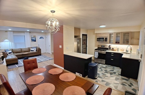 Gurnee House | Lux Stay Six Flags & Naval Base Multi-Unit