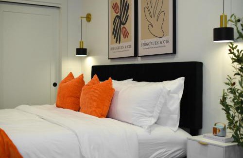 East Liberty Apartment | LUX Studio King Bed Gym Free Parking