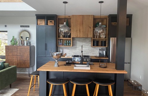 Townshend House | LUX, Stunning views, private setting,king beds,pet friendly, fire pit,WIFI,AC,EV