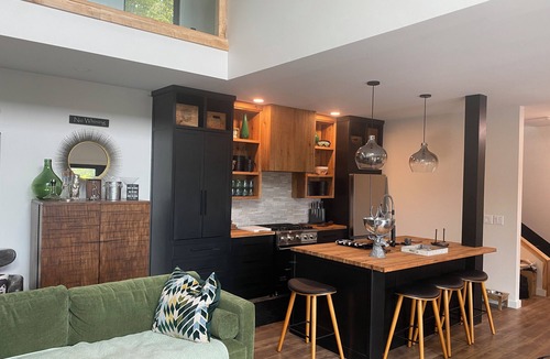 Townshend House | LUX, Stunning views, private setting,king beds,pet friendly, fire pit,WIFI,AC,EV