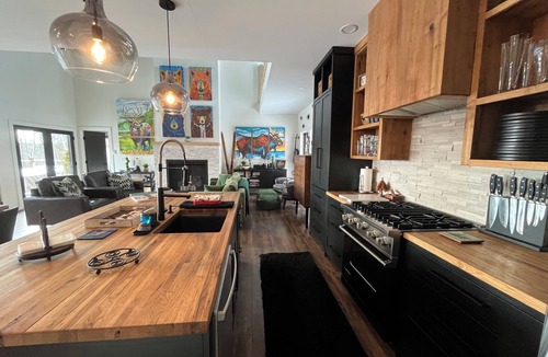 Townshend House | LUX, Stunning views, private setting,king beds,pet friendly, fire pit,WIFI,AC,EV