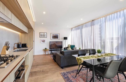 Kangaroo Point Apartment | Lux Style Spacious 1 Bed Apt, Pool , Parking