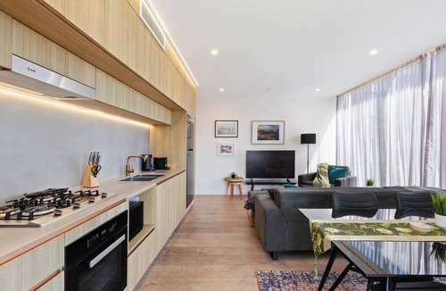 Kangaroo Point Apartment | Lux Style Spacious 1 Bed Apt, Pool , Parking