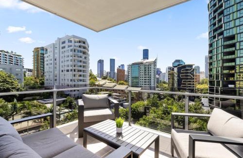 Kangaroo Point Apartment | Lux Style Spacious 1 Bed Apt, Pool , Parking