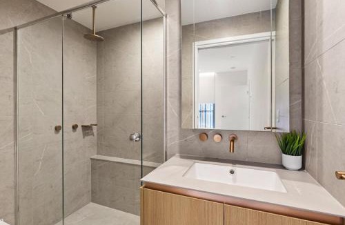 Kangaroo Point Apartment | Lux Style Spacious 1 Bed Apt, Pool , Parking