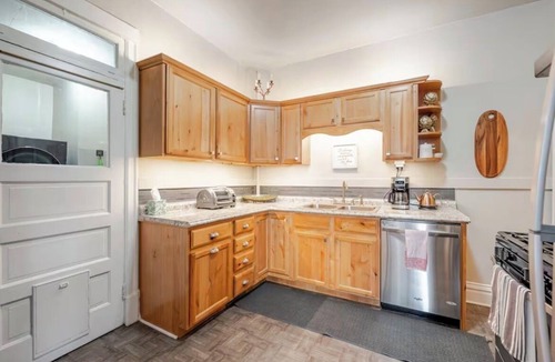 Sunnyside House | Lux Sunnyside 2B/2B Loaded w Creature Comforts