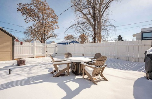 Sunnyside House | Lux Sunnyside 2B/2B Loaded w Creature Comforts