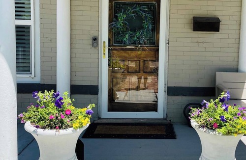 Sunnyside House | Lux Sunnyside 2B/2B Loaded w Creature Comforts