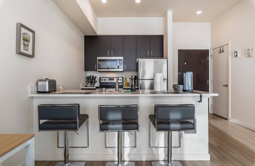 Stadium District Apartment | Lux Tacoma Studio | In-Unit Laundry | Gym | Garage