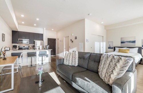 Stadium District Apartment | Lux Tacoma Studio | In-Unit Laundry | Gym | Garage