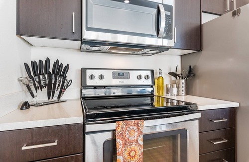 Stadium District Apartment | Lux Tacoma Studio | In-Unit Laundry | Gym | Garage