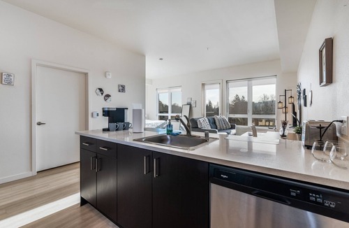 Stadium District Apartment | Lux Tacoma Studio | In-Unit Laundry | Gym | Garage