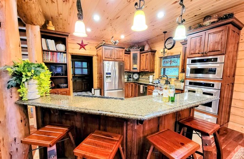 Hidden Lake Cabin | Lux/VIEWS/8min2BR/Spa/Gameroom/Firepit/Paved