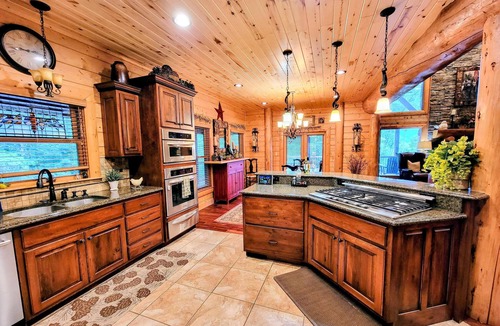Hidden Lake Cabin | Lux/VIEWS/8min2BR/Spa/Gameroom/Firepit/Paved