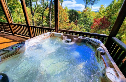 Hidden Lake Cabin | Lux/VIEWS/8min2BR/Spa/Gameroom/Firepit/Paved