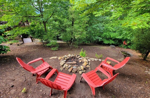 Hidden Lake Cabin | Lux/VIEWS/8min2BR/Spa/Gameroom/Firepit/Paved