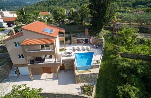 Omis Villa | Lux villa, heated infinity salt water pool, sauna, whirpool, close to the sea.