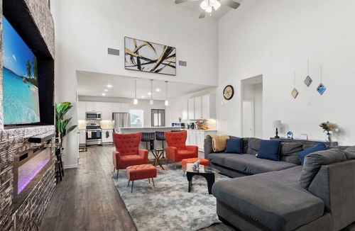 Forney House | Lux Villa Private Backyard 86” TV Theater Pong