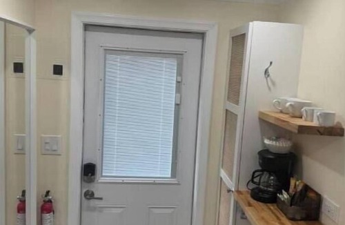 Westgate Apartment | LUX Waterfall Shower, Bidet & Full Kt, Small Apt.