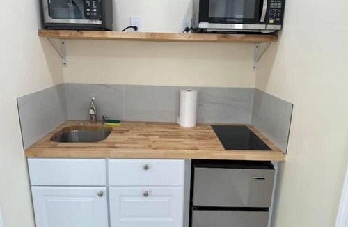 Westgate Apartment | LUX Waterfall Shower, Bidet & Full Kt, Small Apt.