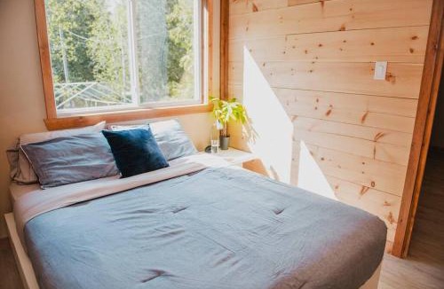 L'lle-du-Grand-Calumet Ski Chalet | Lux waterfront all inclusive on Ottawa River