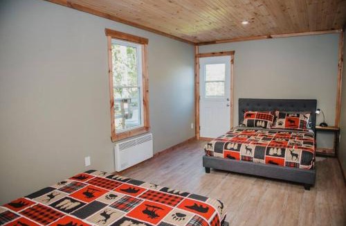 L'lle-du-Grand-Calumet Ski Chalet | Lux waterfront all inclusive on Ottawa River