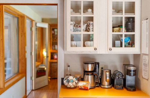 Whitefield House | Lux Waterfront Cottage at FarAway Pond