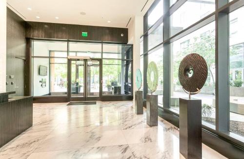 Ballston Apartment | Luxe 1 Bdrm *Rooftop deck* Gym - Free Garage Parking!