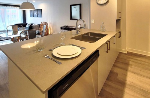 Brossard Apartment | Luxe 1BR with Pool and Sauna near Quartier DIX30