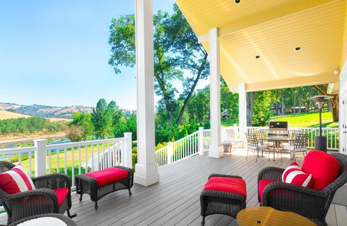 Roseburg House | Luxe 2.64-Acre Estate | Huge Riverfront Deck | Chef’s Kitchen & Home Office