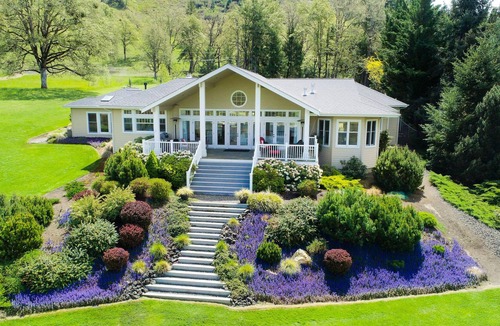 Roseburg House | Luxe 2.64-Acre Estate | Huge Riverfront Deck | Chef’s Kitchen & Home Office
