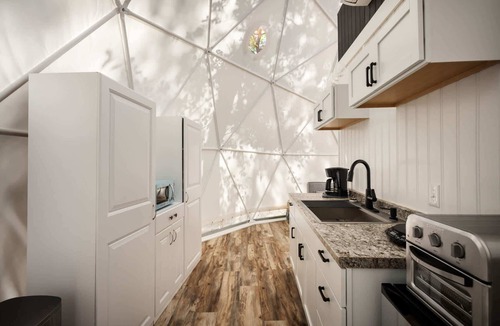 Capon Bridge Apartment | Luxe 2 Bed Dome w Hot Tub, Deck, Fire Pit & Bath