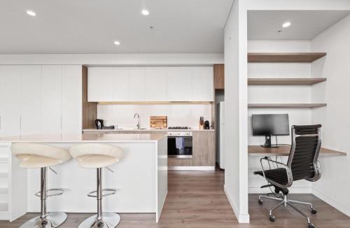 Lidcombe Apartment | Luxe 2-Bed: Modern Interiors Balcony & BBQ Area