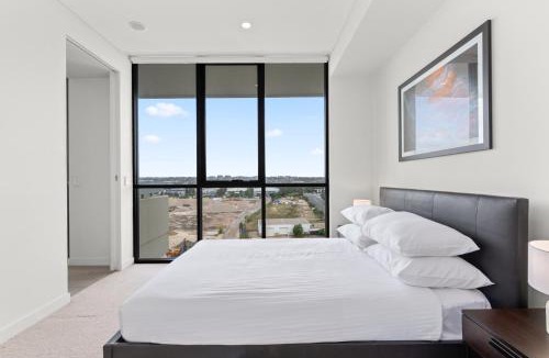 Lidcombe Apartment | Luxe 2-Bed: Modern Interiors Balcony & BBQ Area