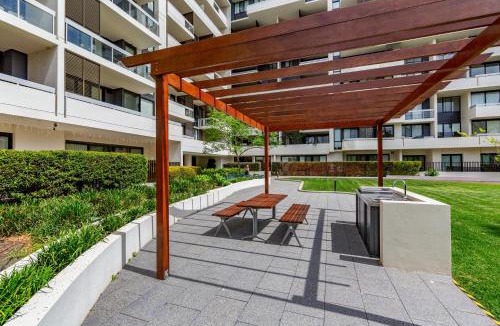Lidcombe Apartment | Luxe 2-Bed: Modern Interiors Balcony & BBQ Area