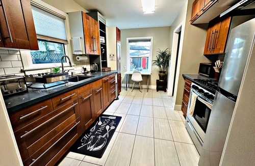 North Oak Park House | Luxe 2 Bedroom Dream Home w/Private Garage