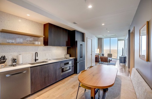 Rainey Street Historic District Condo | Luxe 21st flr condo with balcony - rooftop pool and gym