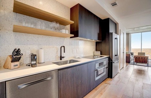 Rainey Street Historic District Condo | Luxe 21st flr condo with balcony - rooftop pool and gym