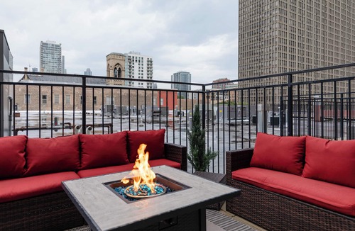 Near South Side Apartment | Luxe 2BR Unit with Gym, Patio, & Skyline Views Near McCormick Place & Lakefront