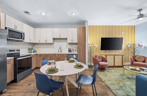 Eighth Avenue Apartment | Luxe 2BR w/Glam Station & Karaoke – Sleeps 8