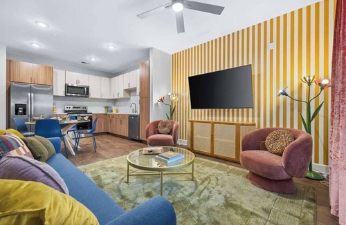 Eighth Avenue Apartment | Luxe 2BR w/Glam Station & Karaoke – Sleeps 8