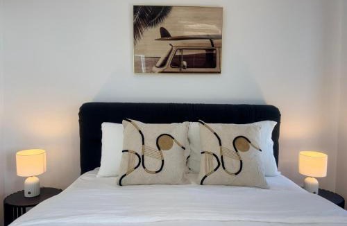 East Brisbane Apartment | Luxe 2BR with Rooftop Pool and CBD View